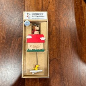 Snoopy Magnet - nwt - very cute Snoopy on doghouse with Woodstock flying below